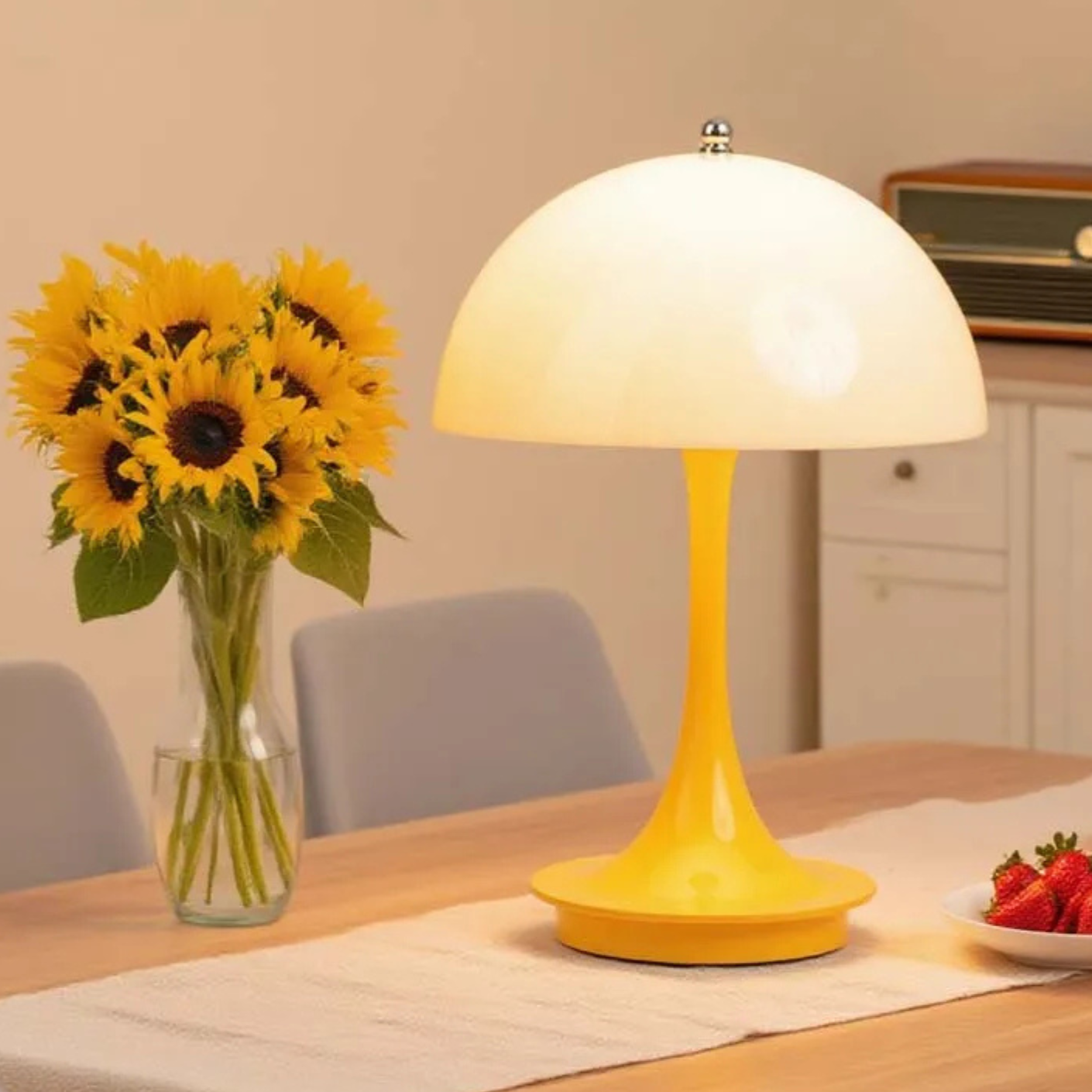 Candeeiro de Mesa Cogumelo na mesa com flores por perto e frutas