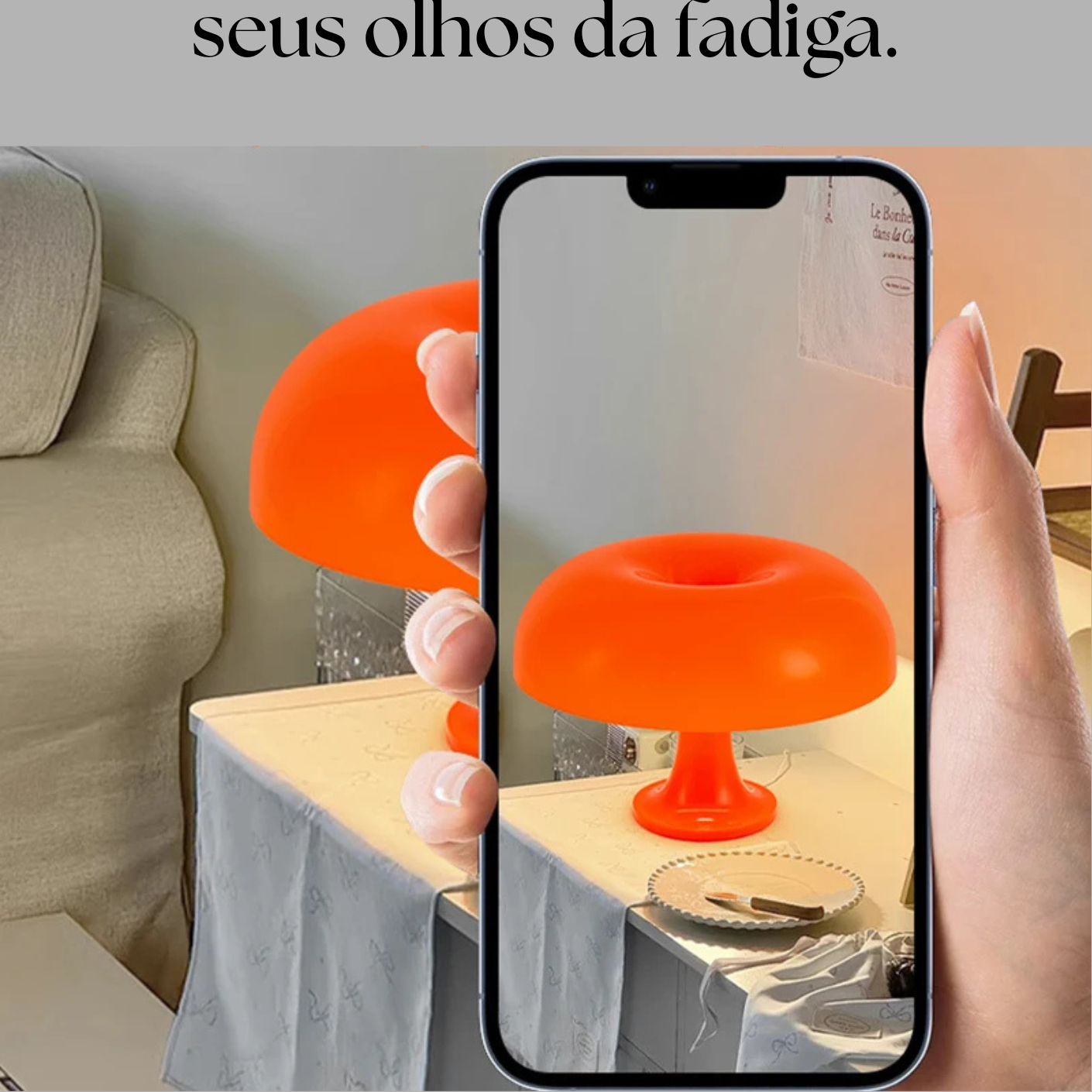 Tirando foto com celular do Candeeiro de Mesa sobre a mesa