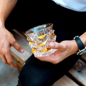 Copos de Uísque Gold Line – Cristal Dourado para Whisky, Cerveja e Coquetéis | Home Gaju
