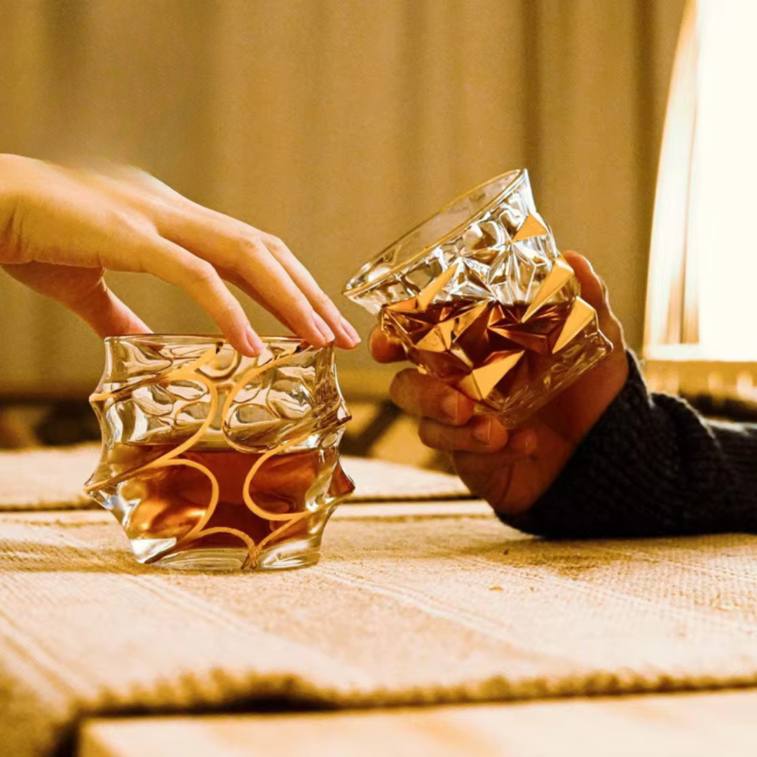 Copos de Uísque Gold Line – Cristal Dourado para Whisky, Cerveja e Coquetéis | Home Gaju