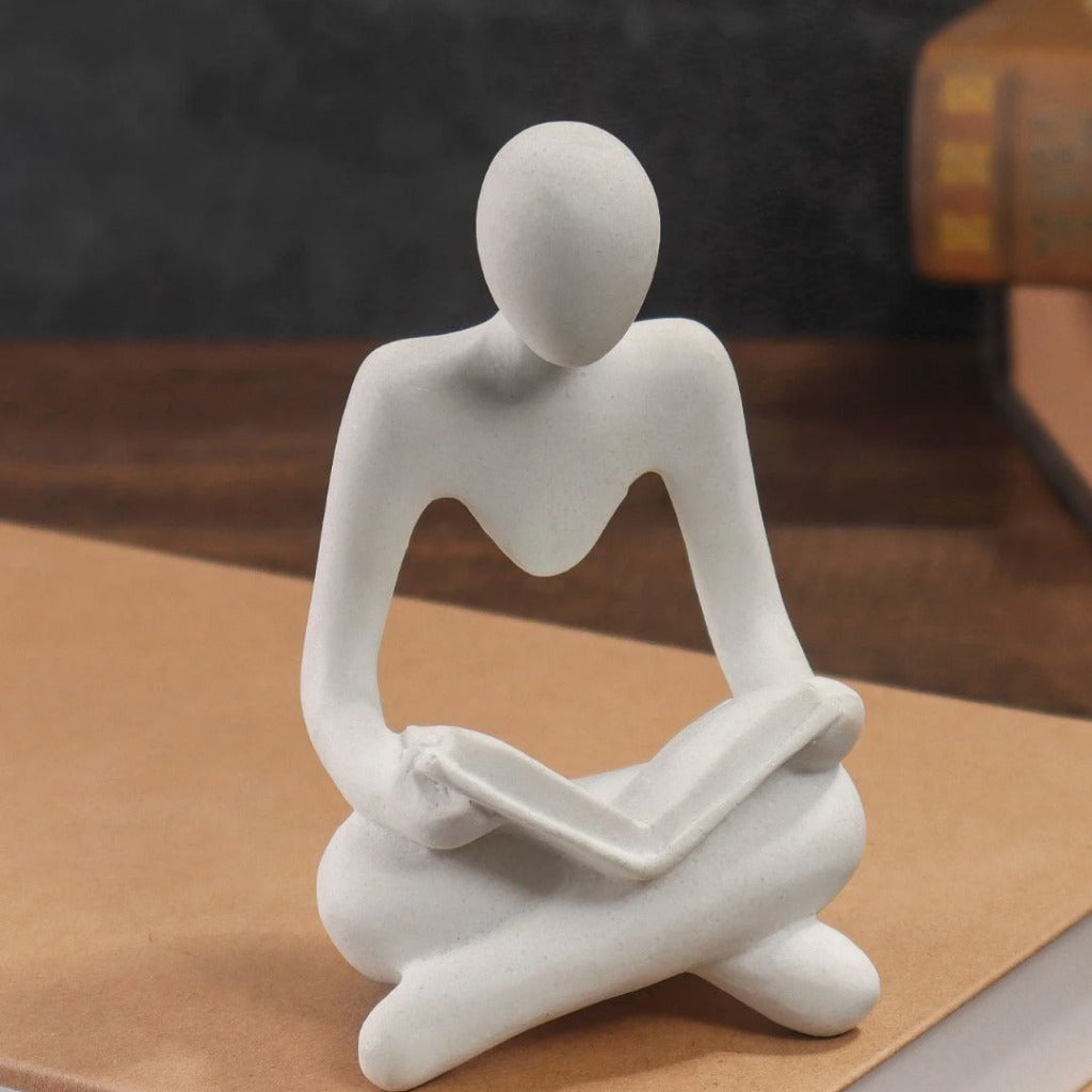Escultura de Leitor Sentado em Resina Decoração para Estante Sala ou Escritório | Home Gaju