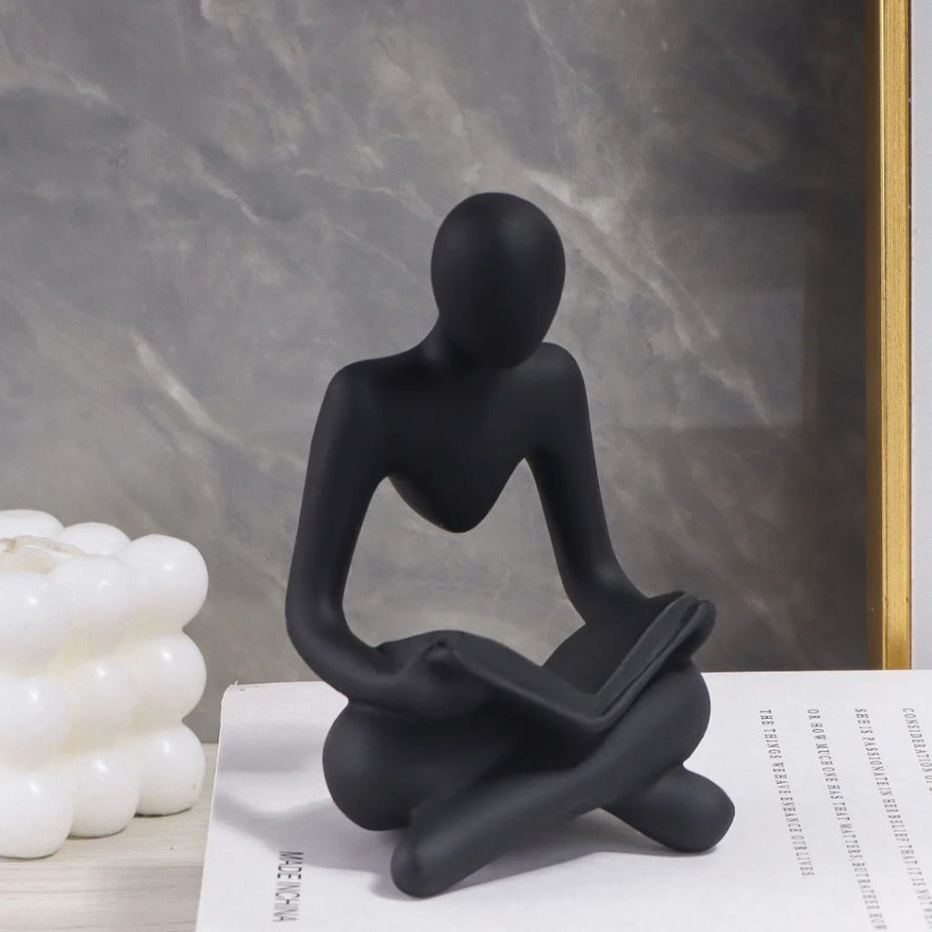 Escultura de Leitor Sentado em Resina Decoração para Estante Sala ou Escritório | Home Gaju
