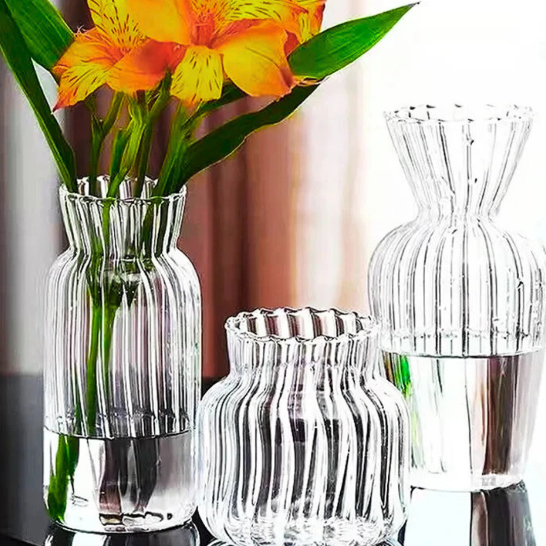Conjunto de Vasos de Vidro para flores sob mesa com flor amarela dentro