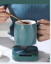 Aquecedor Elétrico de Caneca com caneca na mão