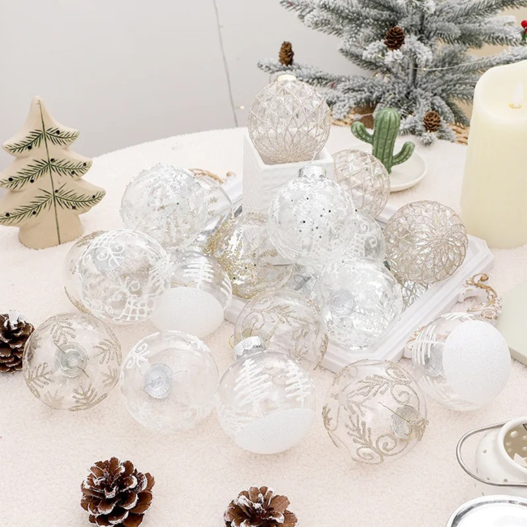Bolas para Árvore de Natal Luxo com 9 Peças bolas transparente na mesa ao lado do pinheiro