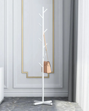 Cabideiro de chão branco com bolsa pendurada