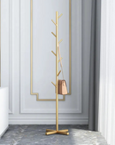 Cabideiro de chão dourado com bolsa pendurada