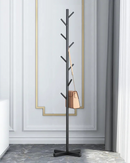 Cabideiro de chão preto com bolsa pendurada