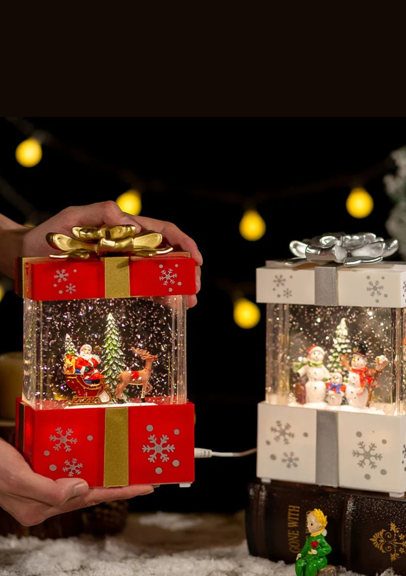 Caixa de Presente Musical de Natal branca e vermelha nas mãos