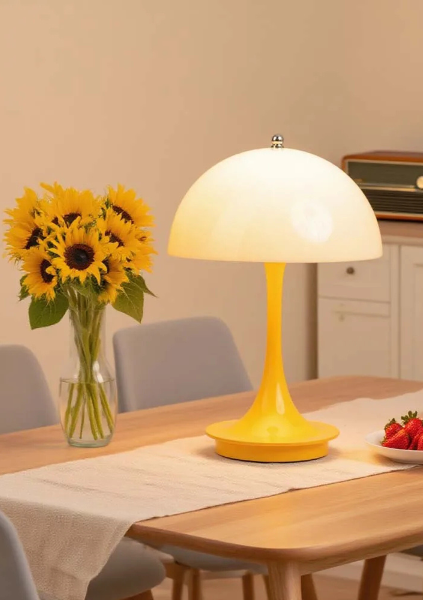Candeeiro de Mesa Cogumelo na mesa com flores por perto e frutas