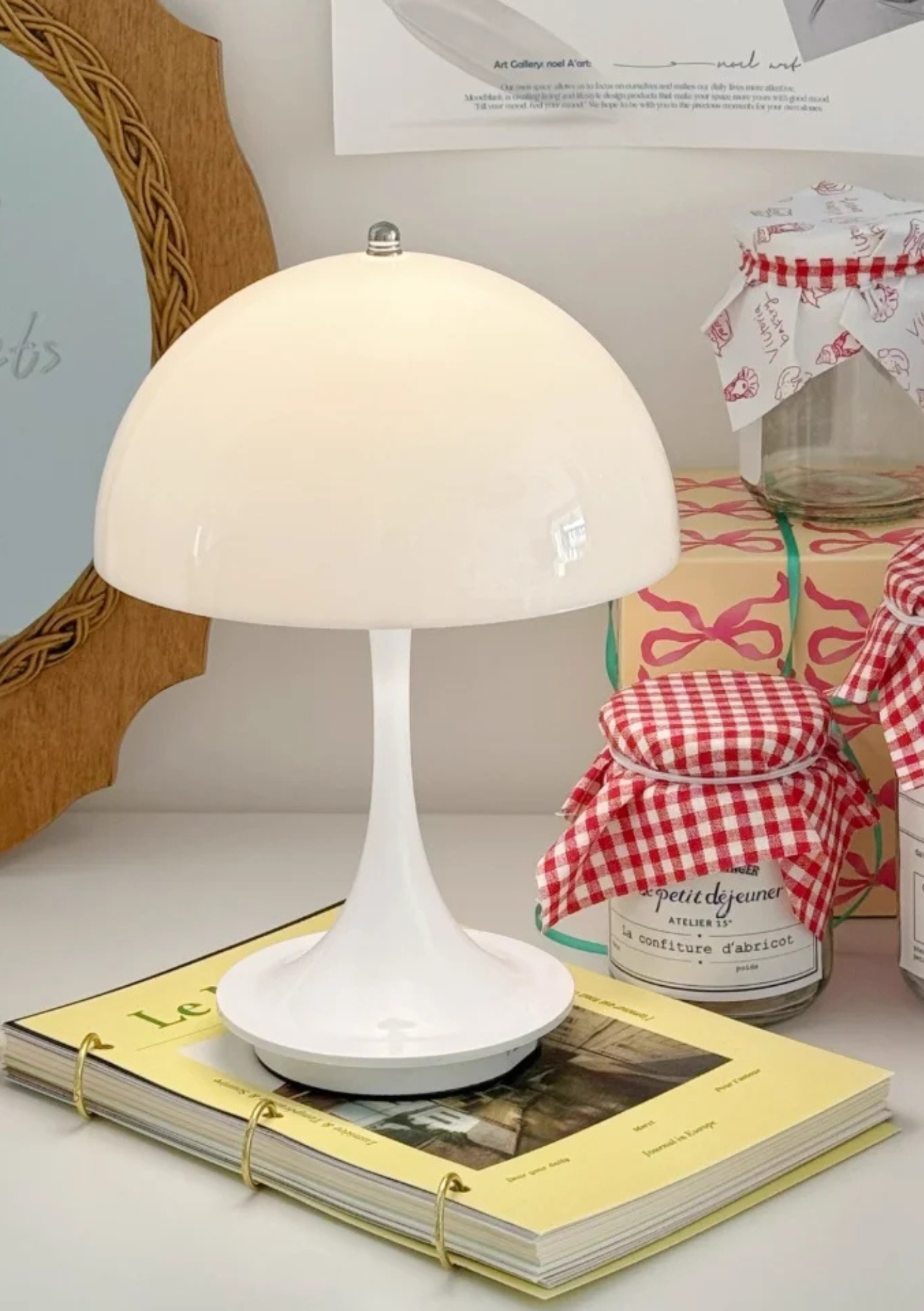 Candeeiro de Mesa Cogumelo na mesa sobre o livro e perto do espelho