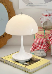 Candeeiro de Mesa Cogumelo na mesa sobre o livro e perto do espelho