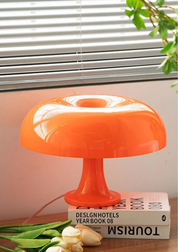 Candeeiro de Mesa sobre a mesa com flores e livros por perto