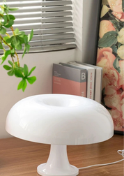 Candeeiro de Mesa branco sobre a mesa com plantas e livros por perto