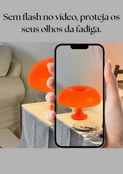 Tirando foto com celular do Candeeiro de Mesa sobre a mesa