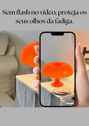 Tirando foto com celular do Candeeiro de Mesa sobre a mesa