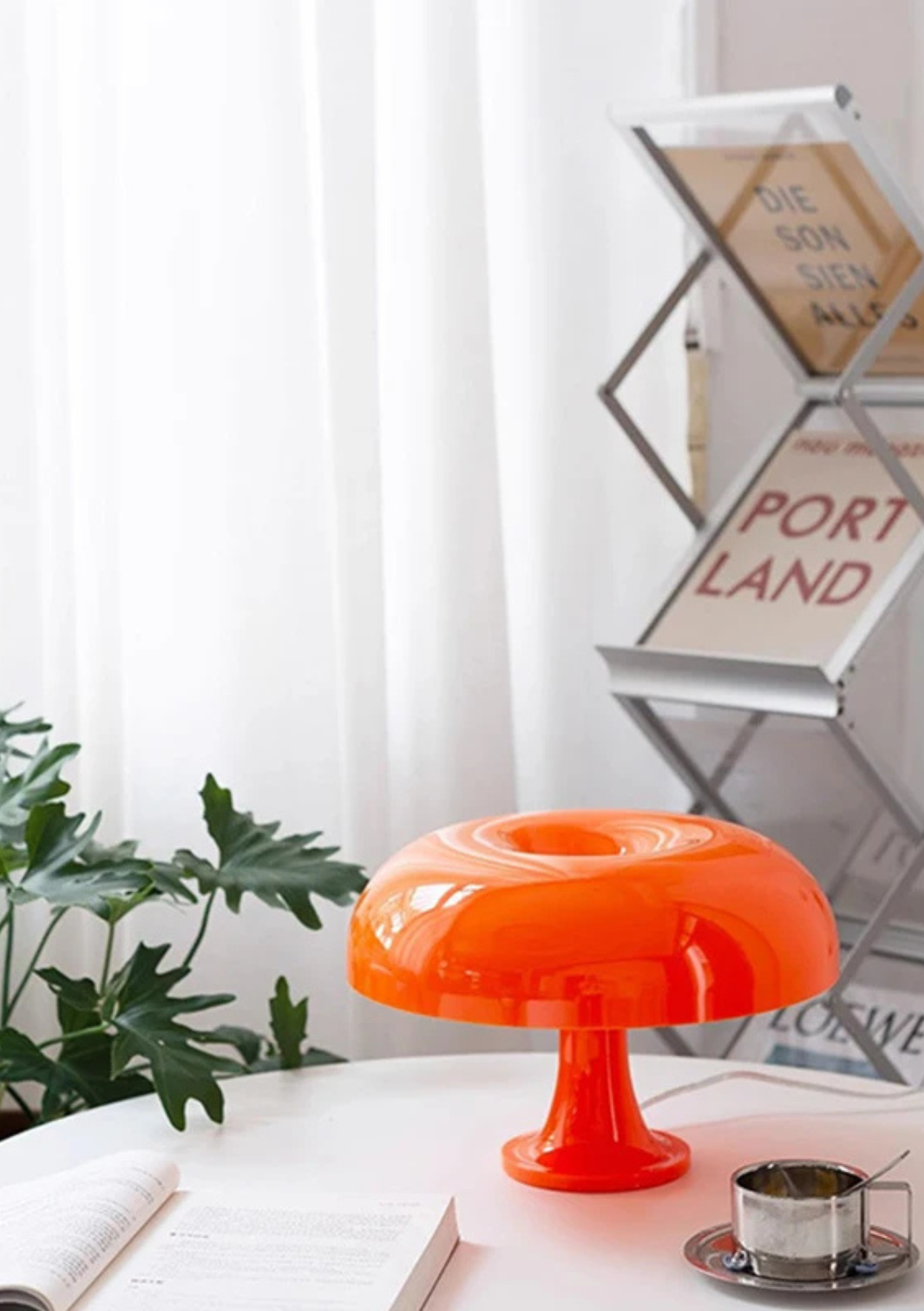 Candeeiro de Mesa sobre a mesa com café e livro por perto