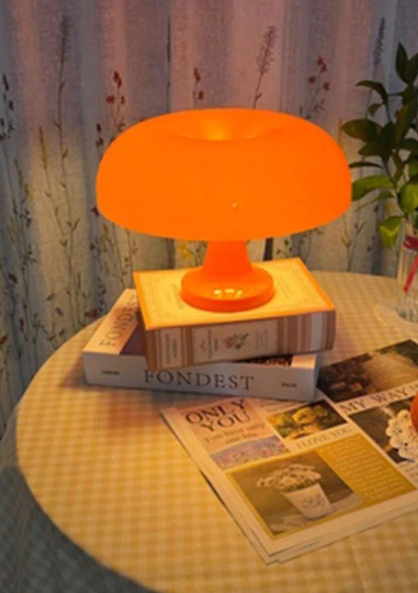 Candeeiro de Mesa sobre livros