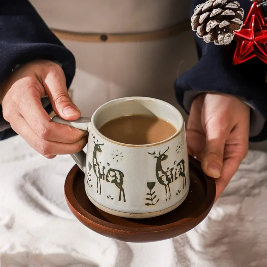 Caneca Natalina de Cerâmica com Alça Resistente ao Calor com café