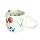 caneca encantadora, feita de porcelana cerâmica, destaca-se pelo design único e romântico da alça em forma de coração, pintada à mão