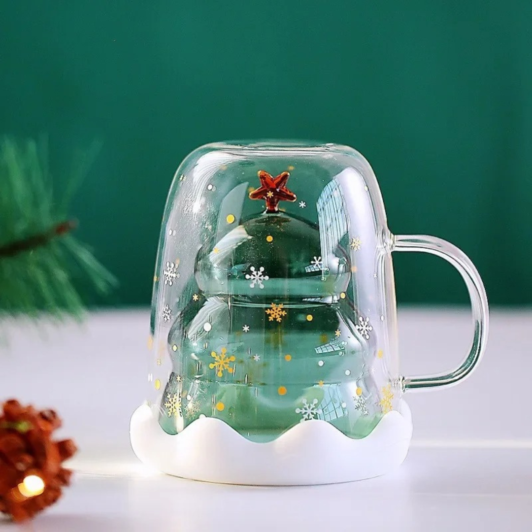Caneca de Natal 300ml virada ao lado do pinheiro