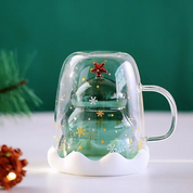 Caneca de Natal 300ml virada ao lado do pinheiro