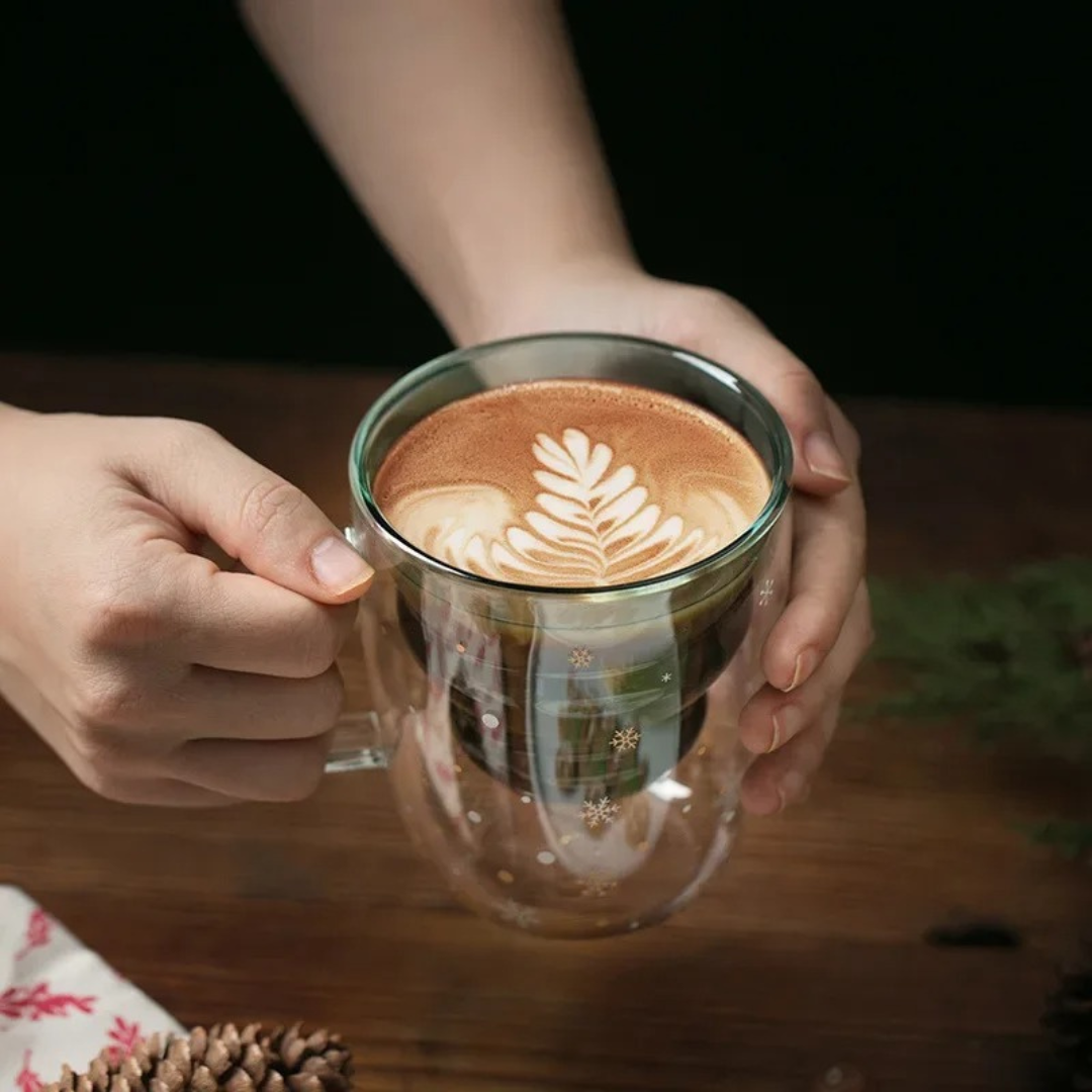 Caneca de Natal 300ml com café sendo segurada