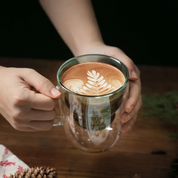 Caneca de Natal 300ml com café sendo segurada