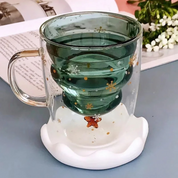 Caneca de Natal 300ml na mesa ao lado do livro