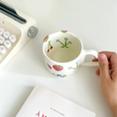caneca encantadora, feita de porcelana cerâmica, destaca-se pelo design único e romântico da alça em forma de coração, pintada à mão