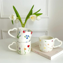 caneca encantadora, feita de porcelana cerâmica, destaca-se pelo design único e romântico da alça em forma de coração, pintada à mão