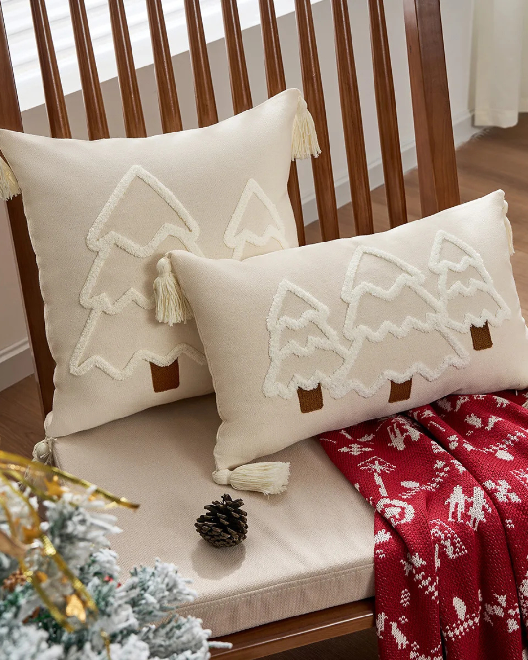 Capa de Almofada de Natal com Borlas creme na cadeira