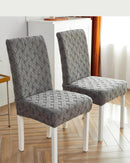 Capa para Cadeira em Jacquard em cadeiras na sala perto de mesa