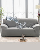 Capa de Sofá Impermeável de frente jogando água