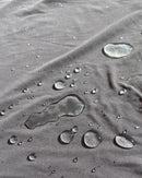 Detalhe da Capa de Sofá Impermeável com gotas de água