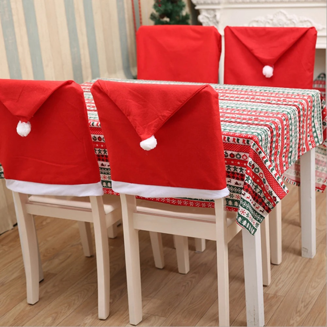 Capa para Cadeira de Natal Chapéu de Papai Noel nas cadeiras na mesa colorida
