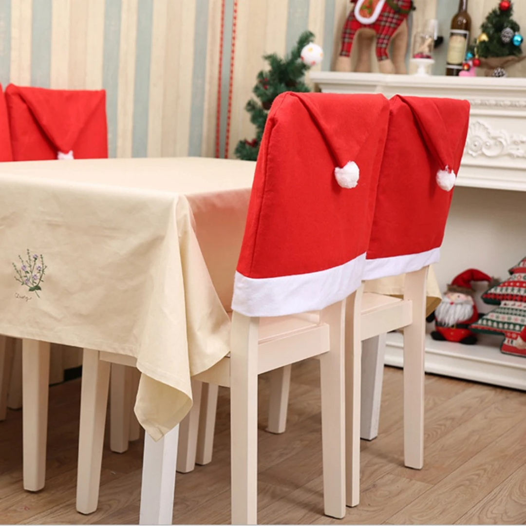 Capa para Cadeira de Natal Chapéu de Papai Noel nas cadeiras da mesa