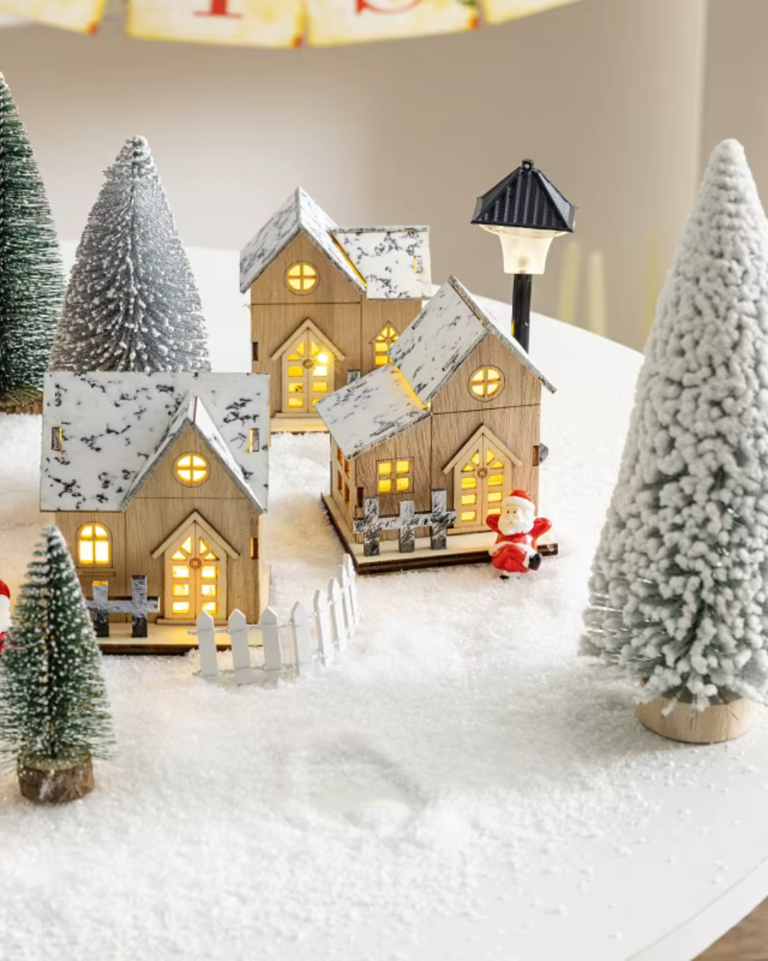 Casa de Madeira de Natal com Luz LED com neve e cerca