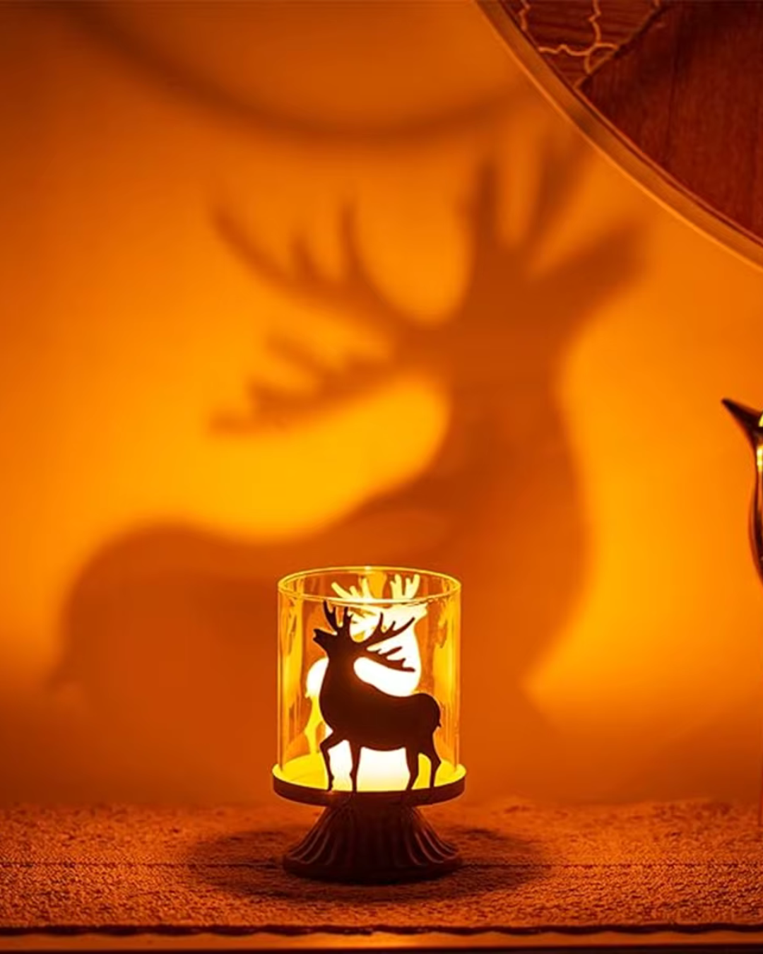 Castiçal de Natal em Vidro Retrô modelo alce com reflexo na parede