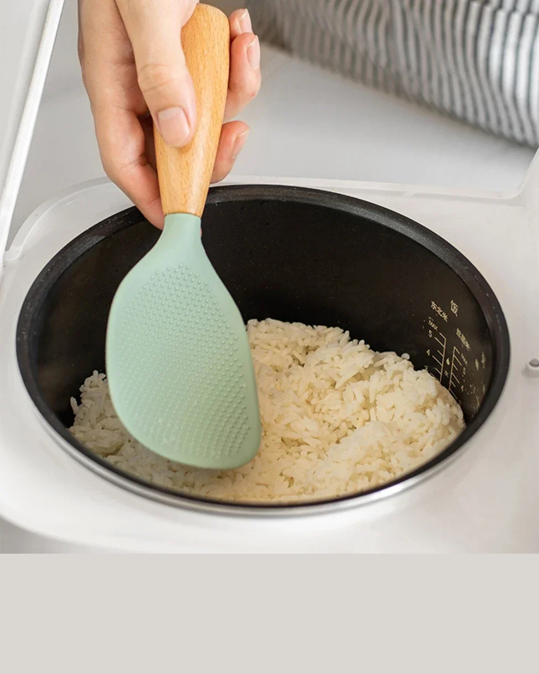 Colher de Arroz de Silicone com Cabo de Madeira Resistente ao Calor | Home Gaju