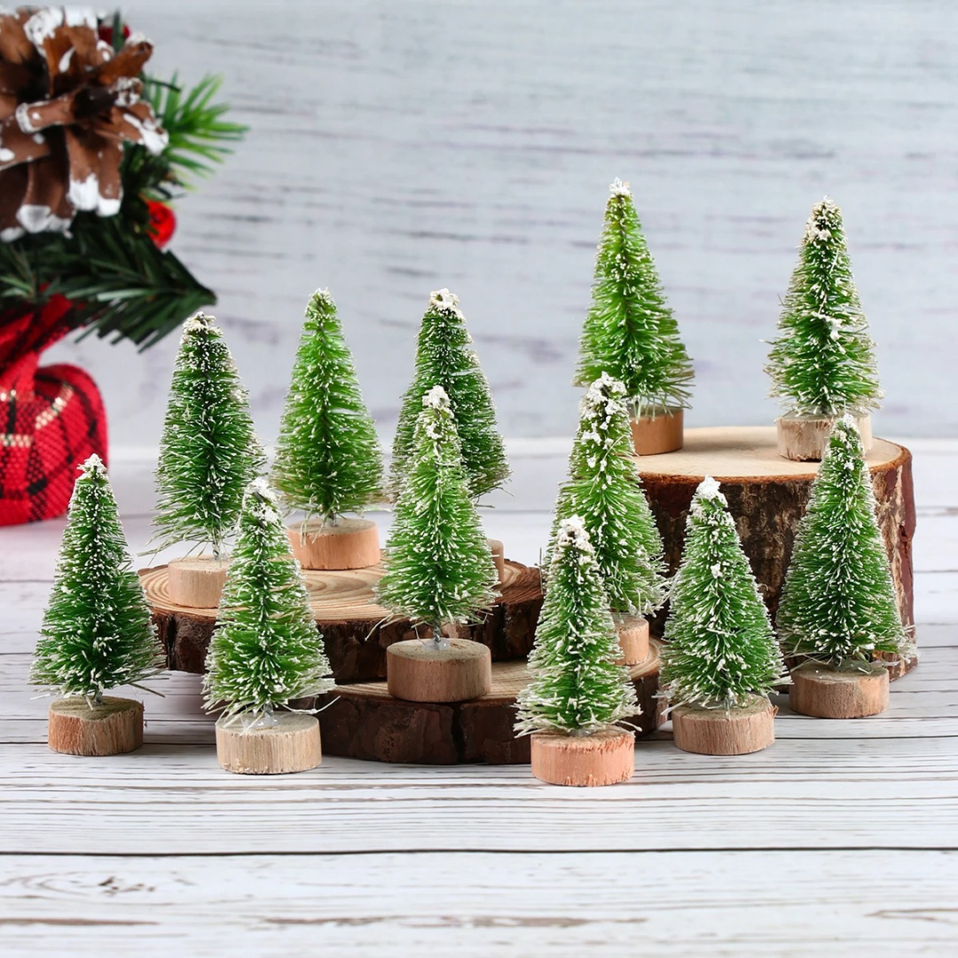 Conjunto Artesanal  de 8 Mini Árvores de Natal de Madeira e Sisal Decoração Natalina verdes