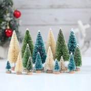 Conjunto Artesanal  de 8 Mini Árvores de Natal de Madeira e Sisal Decoração Natalina cores sortidas