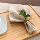 Conjunto de Guardanapos de pano sob tábua com planta