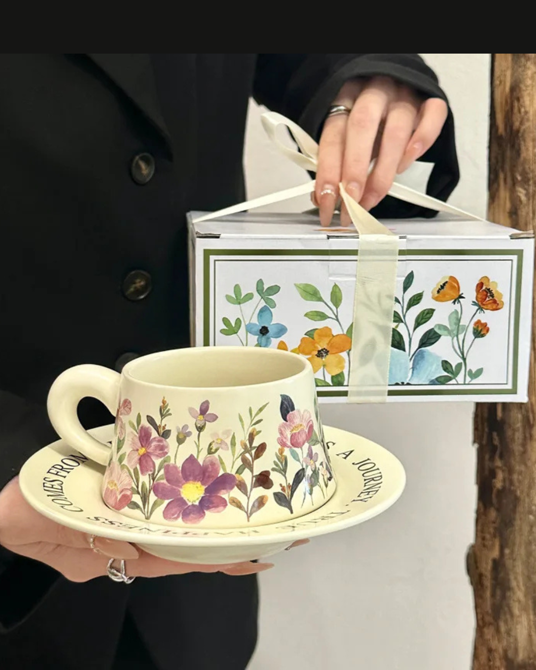 Conjunto de Pires e Caneca de Cerâmica Phalaenopsis Elegância para Café e Chá | Home Gaju