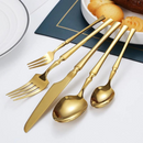 Conjunto de Talheres sob mesa e prato com bolacha