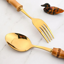 Conjunto de Talheres sob mesa com pato perto