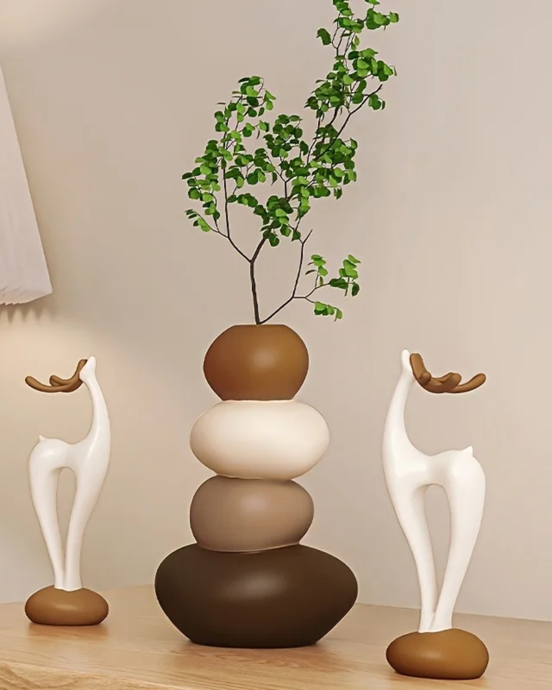 Conjunto de vasos decorativos sob a mesa e perto da parede com planta dentro