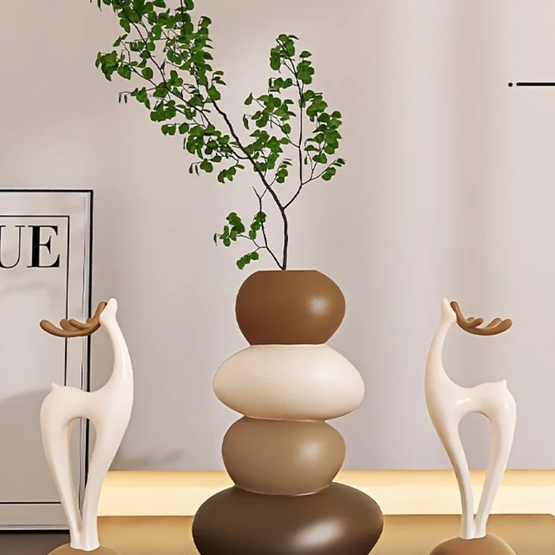 Conjunto de vasos decorativos apoiados na mesa e perto da parede