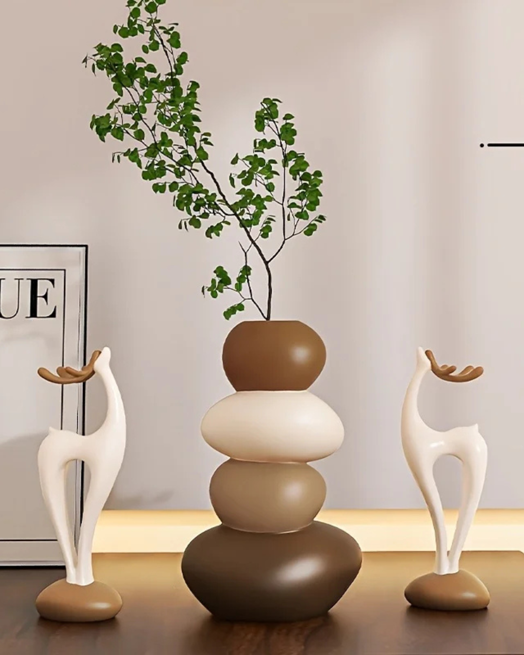 Conjunto de vasos decorativos apoiados na mesa e perto da parede
