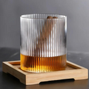 Copo do jogo de copos com whisky em madeira